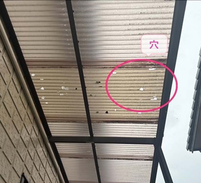 物置スペースの波形屋根張り直しで既存の波板が雹害で穴が空いている様子