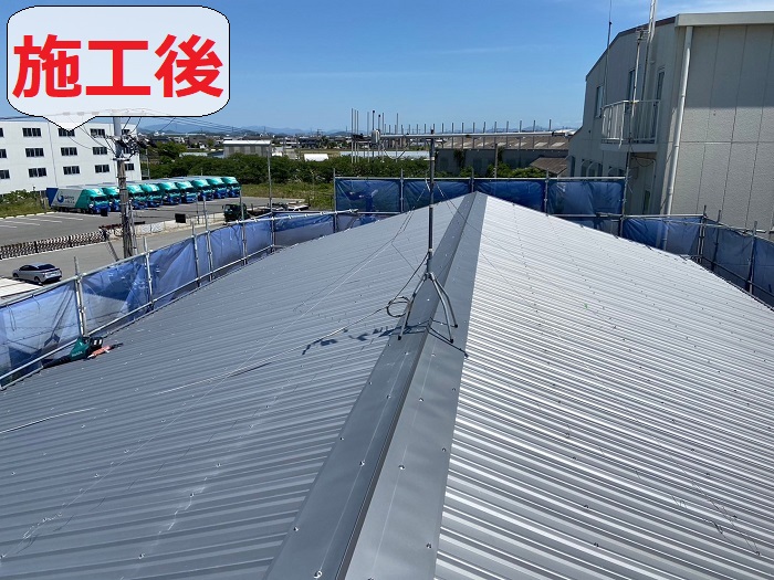 大波スレート屋根カバー工事後