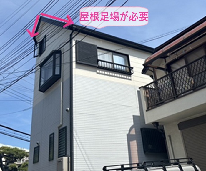 芦屋市の重ね葺き改修工事をする既存の化粧スレートが急傾斜な様子
