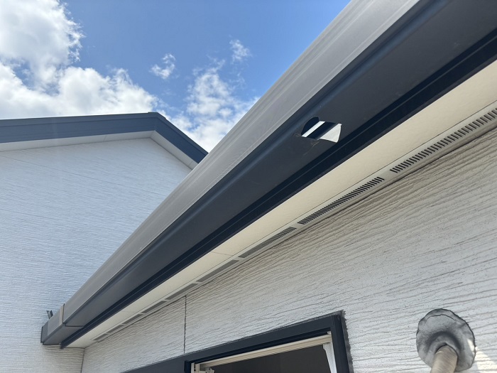 雹被害で穴の開いた軒樋