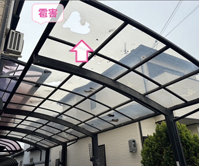車庫の透明屋根パネルの入れ替えで既存のアクリル屋根が雹害で割れている様子