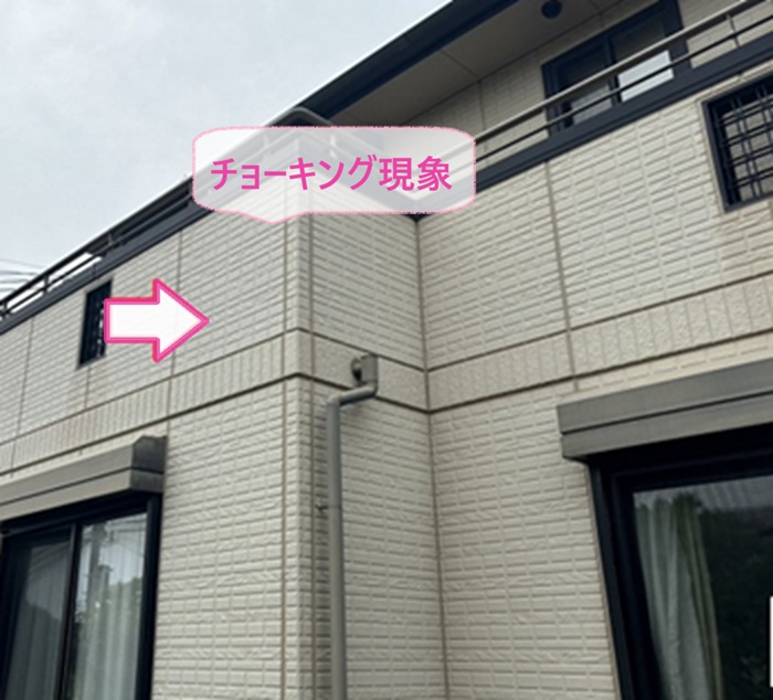 住宅外壁の塗り替えで既存の外壁にチョーキング現象が発生している様子