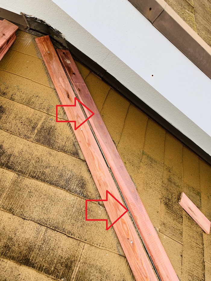 屋根台風対策での棟板金交換で新しい棟木を取り付けた様子