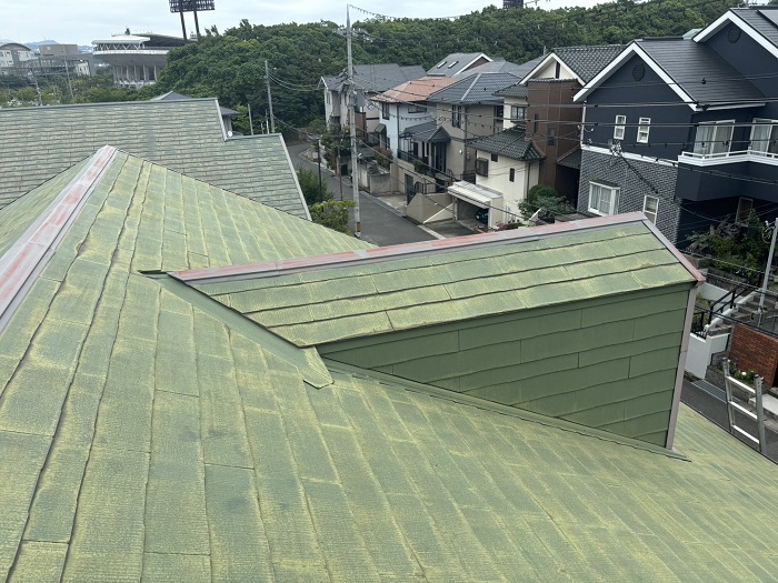 伊丹市で鳩小屋付きの屋根カバー工法でスーパーガルテクトを使用する前の様子