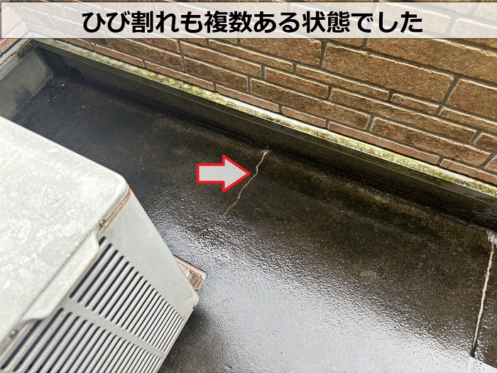 １階窓上に雨漏りしている真上のベランダ防水にひび割れ