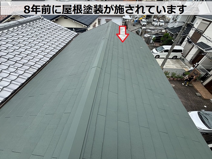 神戸市垂水区で2階建て賃貸物件のスレート屋根へ価格100万円以下で重ね葺きを行う前のスレート屋根