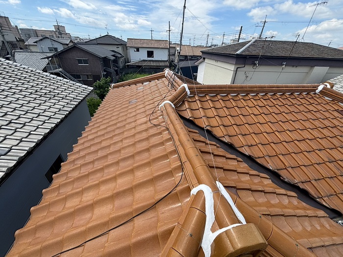 加東市で雨漏りしている瓦屋根の改修工事として金属屋根へ葺き替える前の様子