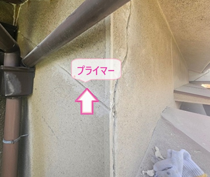 塗り壁の部分補修で下塗り材のプライマーを塗っている様子