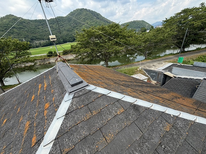 揖保郡太子町で大和ハウス戸建てのスレート屋根へ重ね葺き工事する前の様子