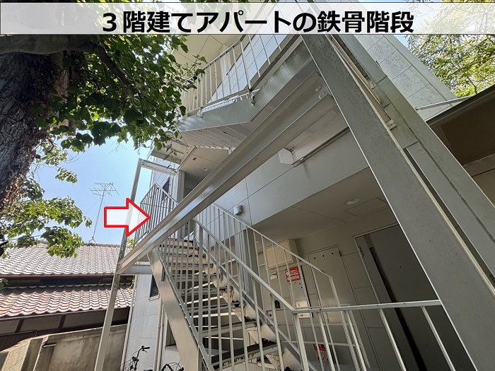 ３階建てアパートの鉄骨階段