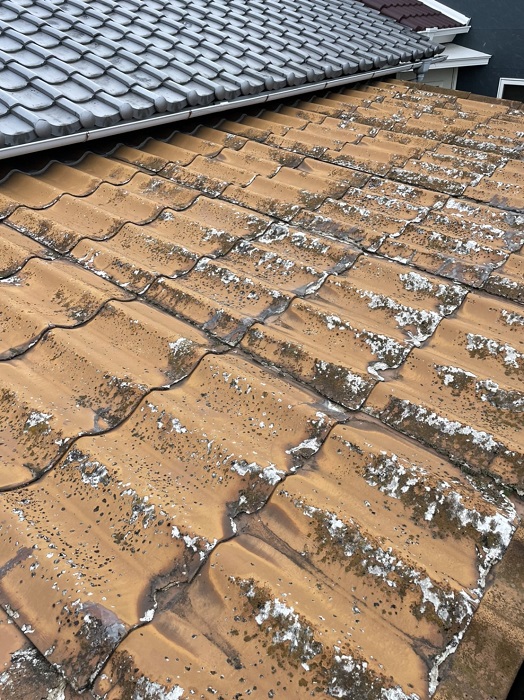 葺き替え工事前のスレート屋根