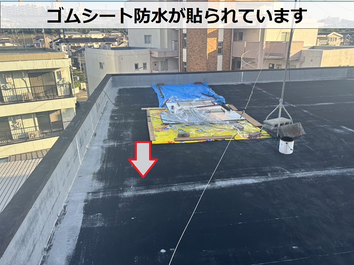 ３階建て屋上のゴムシート防水の様子