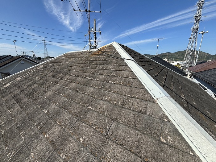 高砂市でアスベスト屋根材からガルバリウム鋼板屋根材へ葺き替え工事を行う前の様子