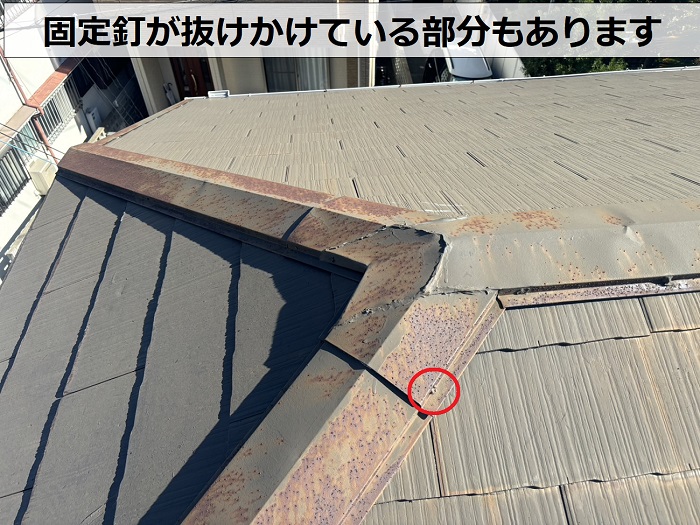 2階建てアパートの棟板金の固定釘が抜けかけている様子