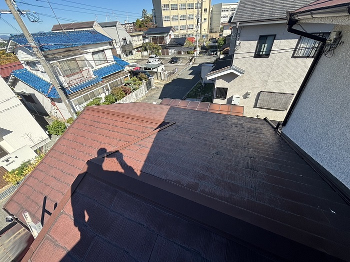 神戸市灘区で1階への雨漏り修繕として下屋根のスレート屋根に金属屋根を重ね葺きする前の様子