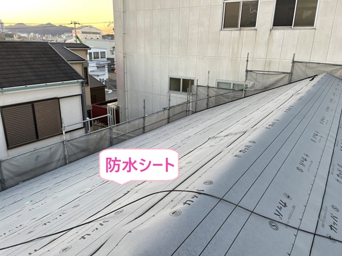 神戸市兵庫区の瓦屋根リフォームで防水シートを貼っている様子