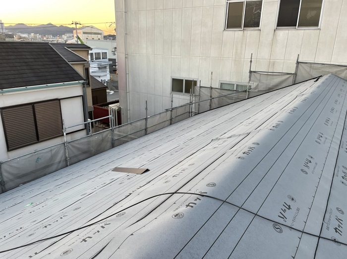 屋根葺き替え工事で防水シートを貼った様子
