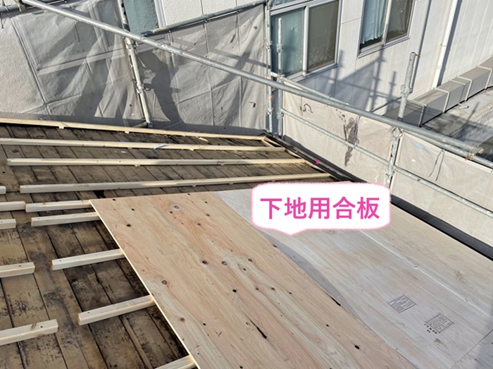 神戸市兵庫区の瓦屋根リフォームで下地用合板を取り付けている様子