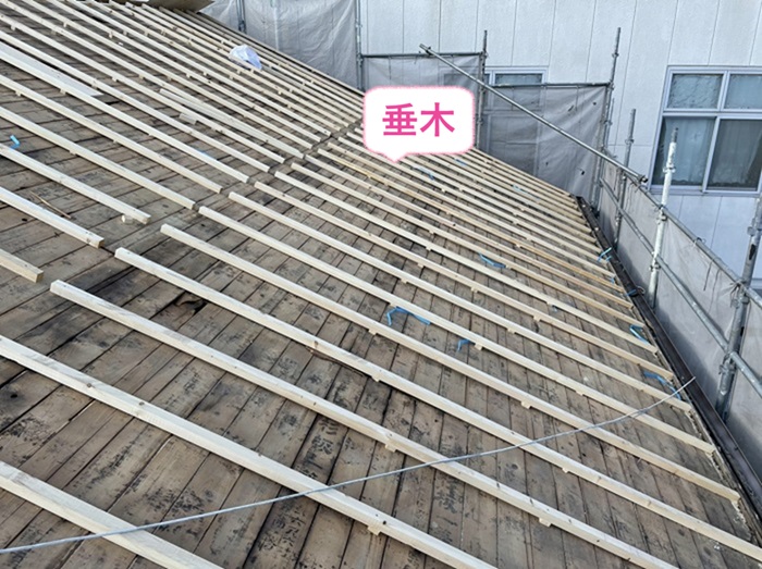 神戸市兵庫区の瓦屋根リフォームで垂木を取り付けている様子