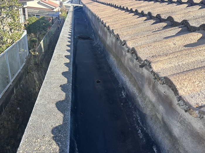 雨漏りしている屋根上の側溝