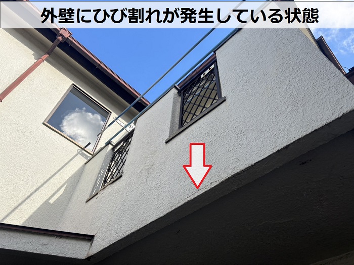 外壁にひび割れが発生