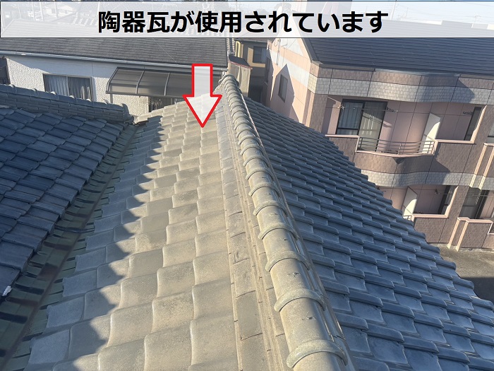 銅板製の谷板からの雨漏り調査する現場の様子