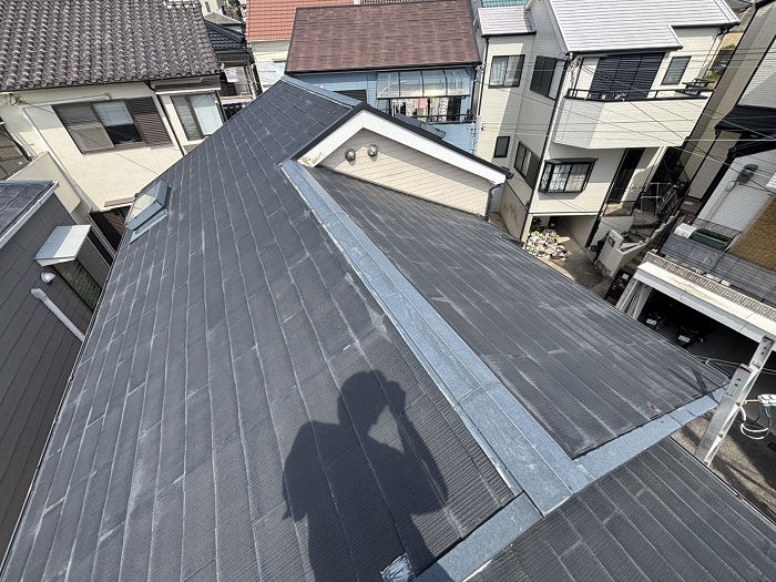 神戸市兵庫区で天窓撤去とアスベスト屋根材の葺き替え工事で雨漏り修理を行う前の様子
