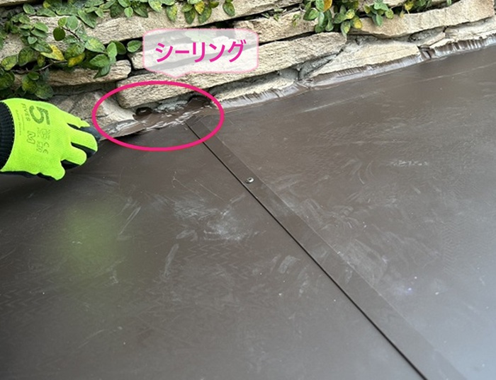 神戸市須磨区の庇屋根修理でシーリングを打設してる様子