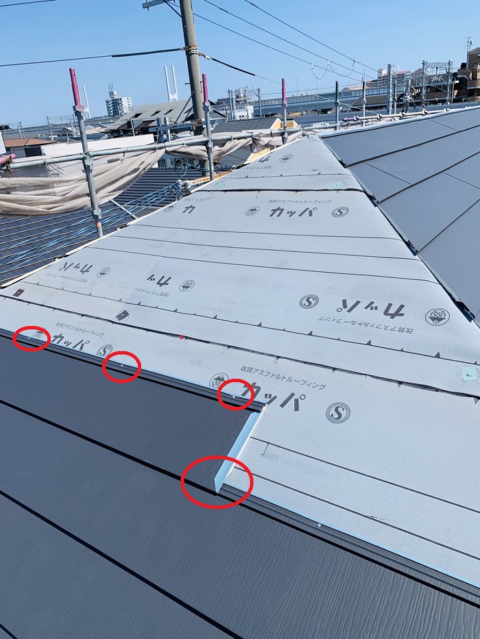 カラーベスト屋根への断熱工事でIG工業スーパーガルテクトを貼っている様子