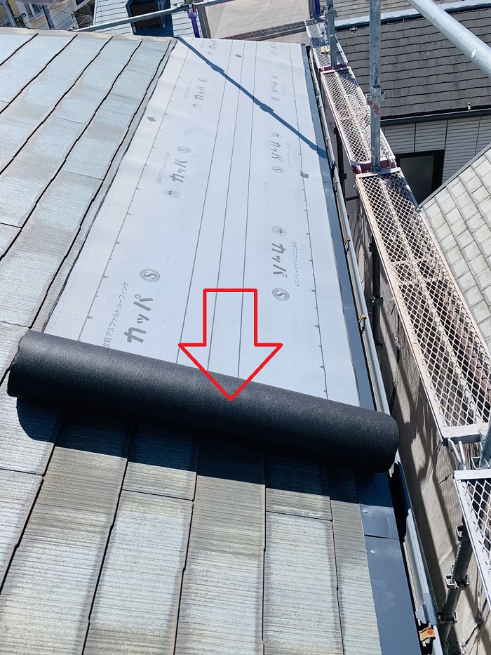 カラーベスト屋根への重ね葺き工事で防水シートを貼っている様子