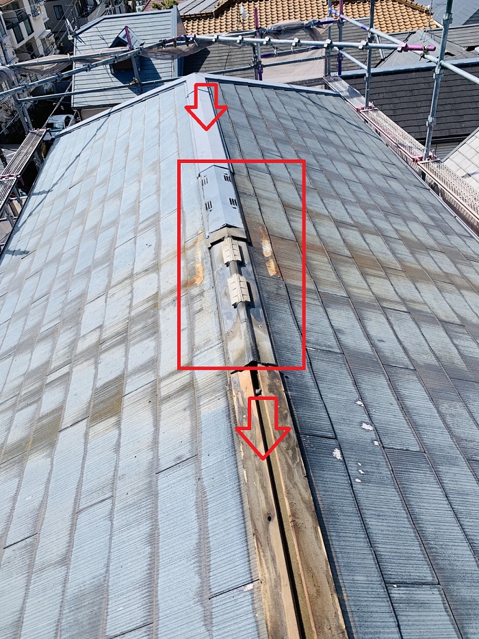 カラーベスト屋根への重ね葺き工事で棟板金を撤去している様子