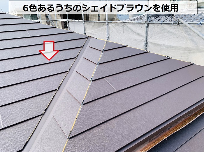 屋根葺き替え工事で新しい屋根材の色はシェイドブラウンを使用