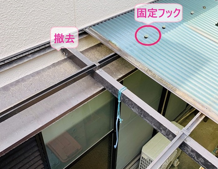 たつの市のストックヤードの波板交換で既存の波板を固定フックを外しながら撤去している様子