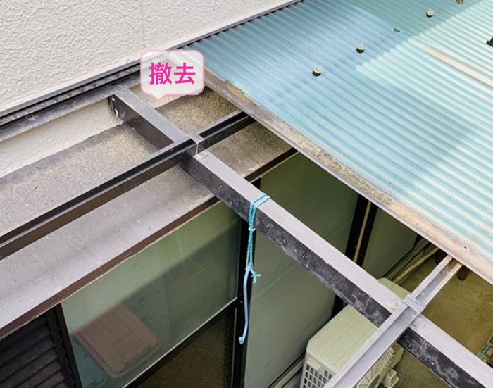 神戸市垂水区の波板交換で既存の塩ビ製の波板を撤去している様子
