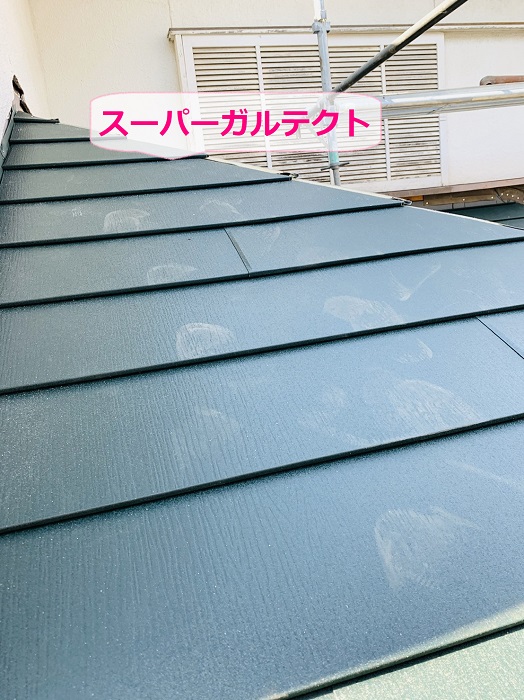 神戸市垂水区での葺き替え工事で軽い屋根材としてスーパーガルテクトを葺いている様子