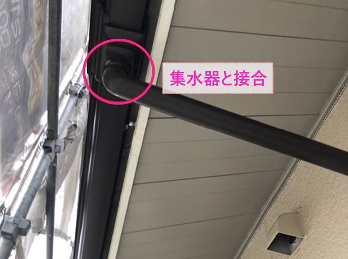 芦屋市の雨樋交換で集水器と竪樋を接合している様子