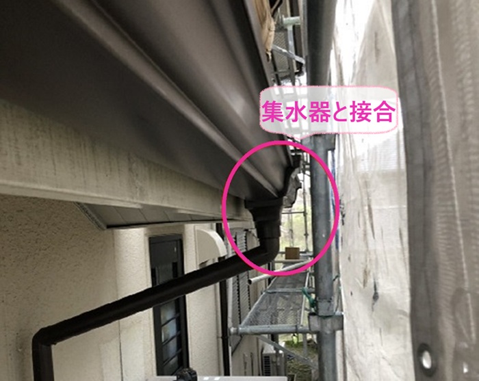 神戸市須磨区の雨樋リフォームで竪樋と集水器を接合している様子