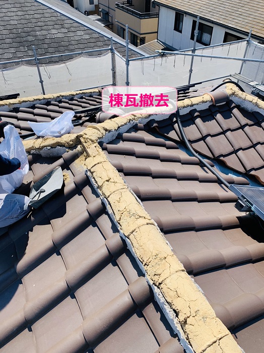 加古郡播磨町での乾式自在面戸を用いた棟瓦取り直しで棟瓦撤去している様子