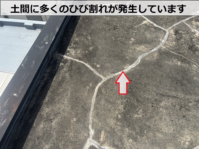 屋上コンクリート素地のひび割れ