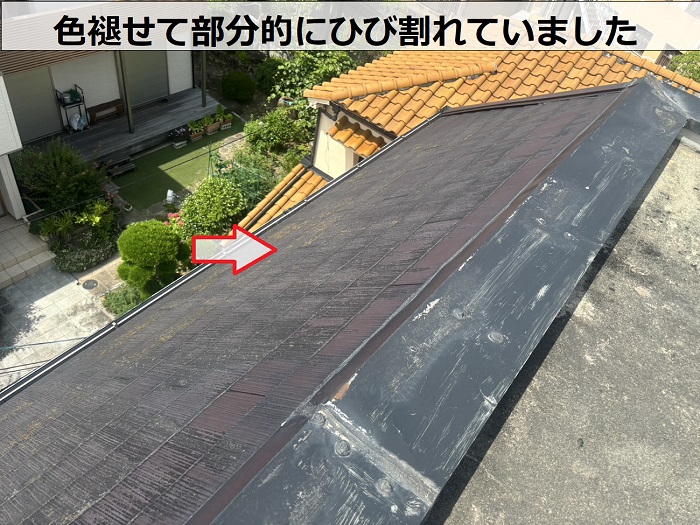 色褪せたスレート材