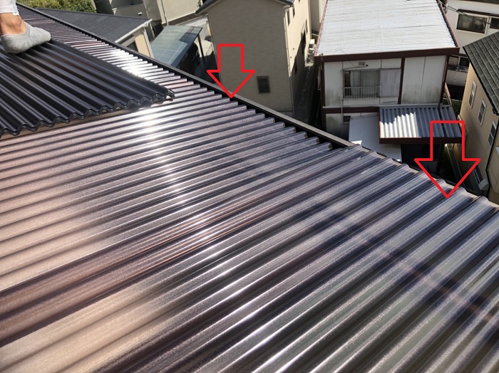 神戸市中央区でベランダ屋根にポリカ波板を貼っている様子