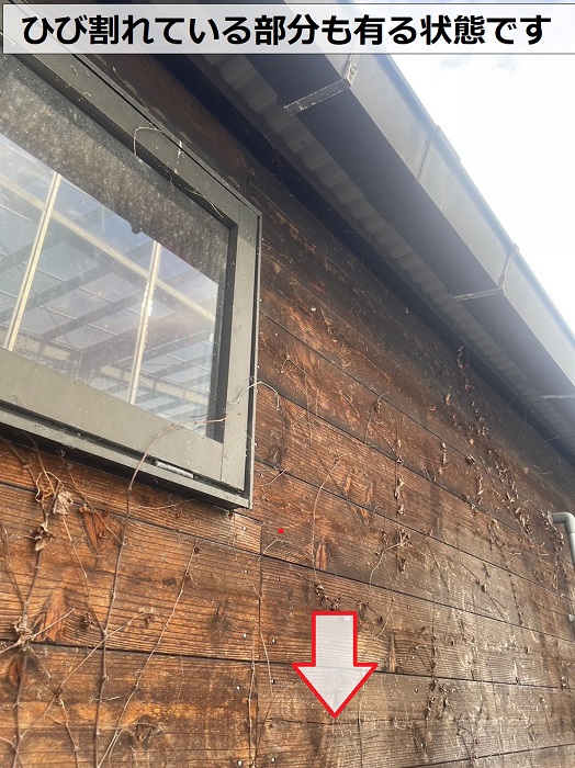 淡路市で修理の見積もりを行うために無料調査している外壁にひび割れ発生