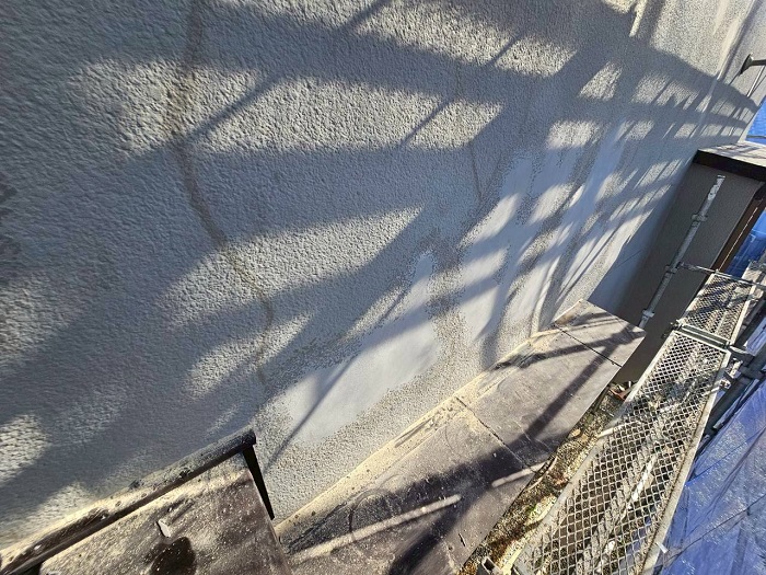 三田市で雨水で膨れたモルタル壁の塗膜を部分補修した後の様子