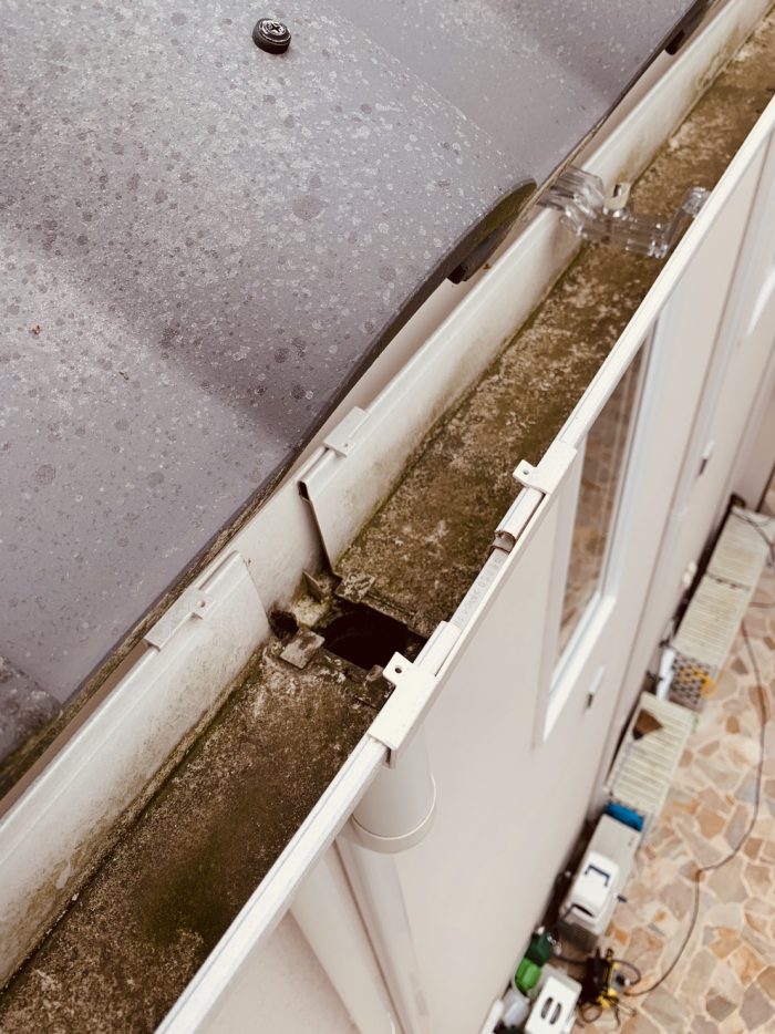 明石市で雨樋の詰まりを解消するため落ち葉除けネットを取り付けました