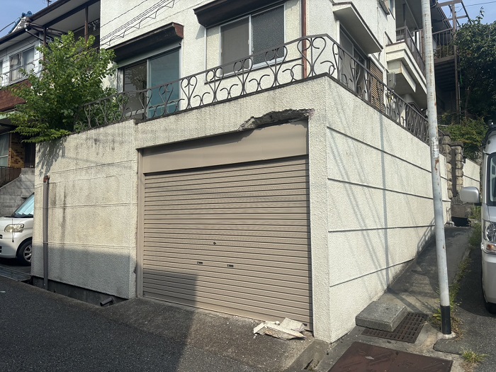 神戸市垂水区でガレージ外壁の欠損補修を行う前の様子