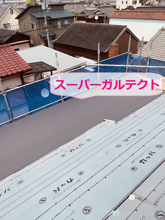 割れやすいコロニアル屋根へのカバー工事で使用したスーパーガルテクト