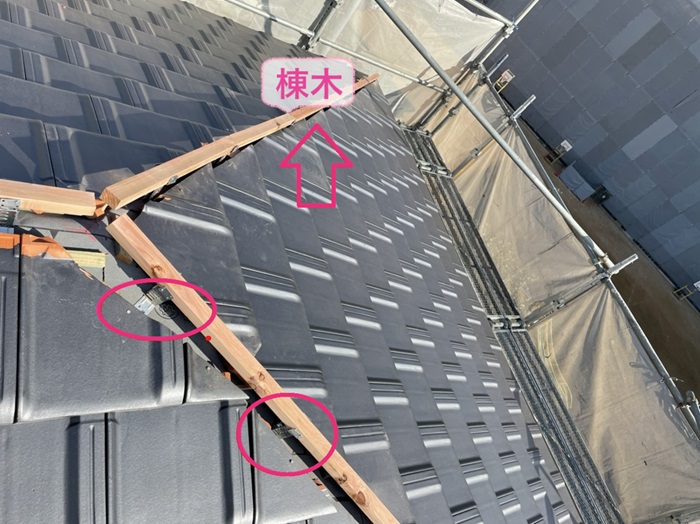 神戸市長田区の屋根改修工事で棟木を取り付けている様子