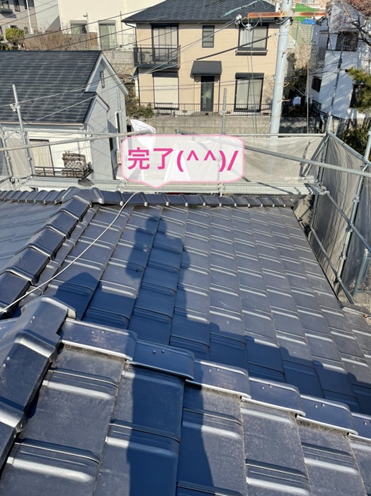 神戸市長田区の屋根改修工事で平板瓦のスーパートライの取り付けが完了した様子