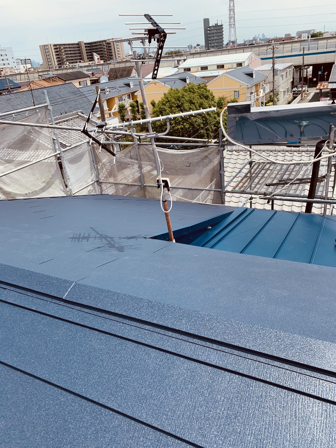 耐久性の高いガルバリウム鋼板屋根の様子