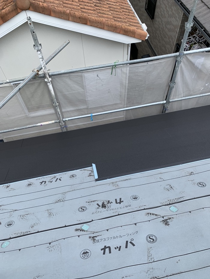 屋根カバー工法でIG工業スーパーガルテクトを葺いている様子